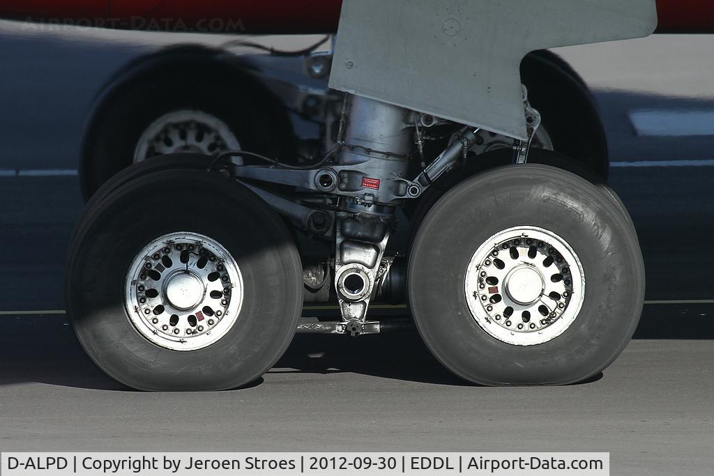 D-ALPD, 2002 Airbus A330-223 C/N 454, shoes