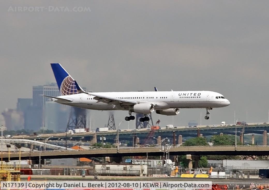 N17139, 2000 Boeing 757-224 C/N 30352, Coming in for a landing at EWR on a stormy day (Runway 29).