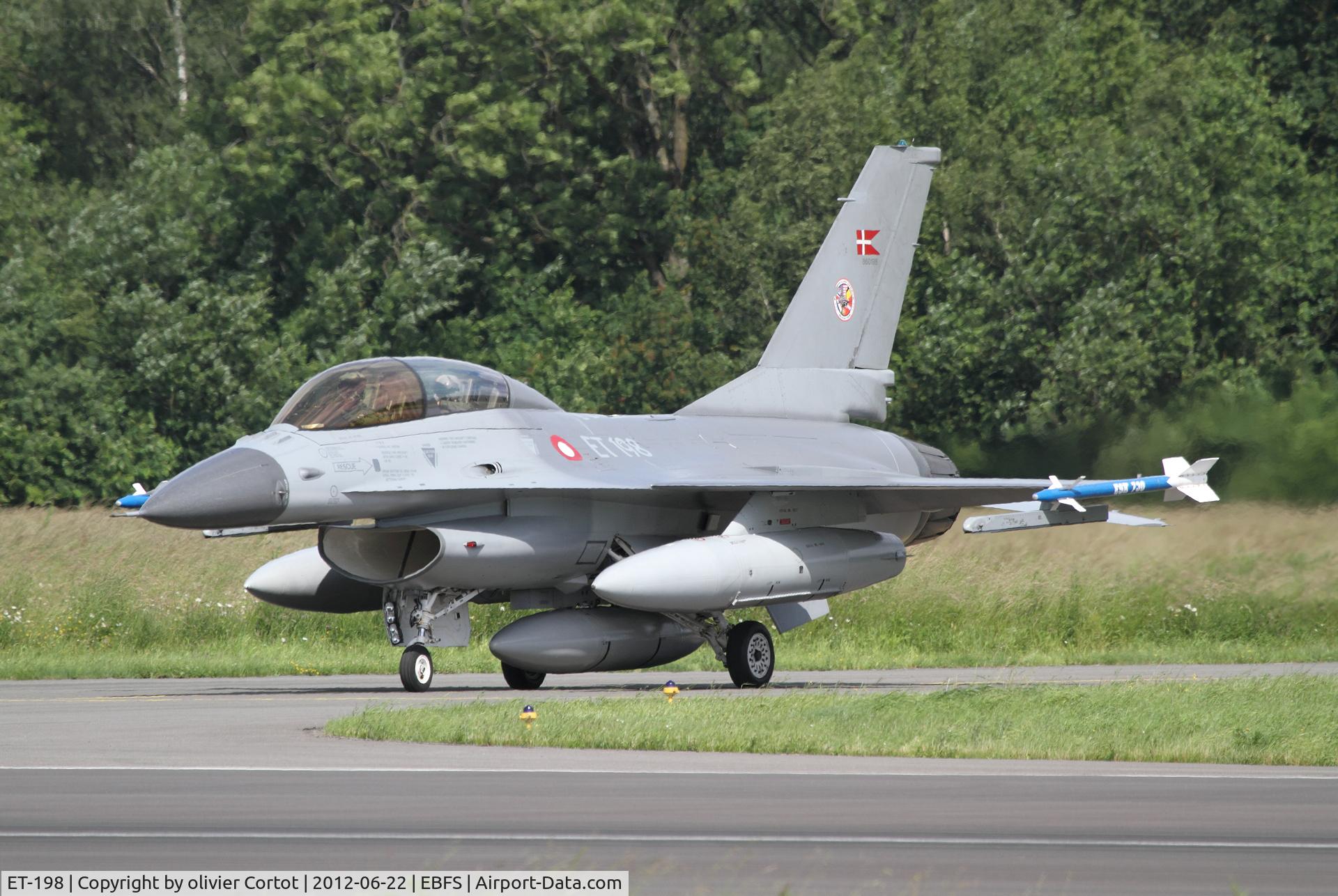 ET-198, General Dynamics F-16BM Fighting Falcon C/N 6G-014, waiting before crossing the runway, Florennes airshow 2012