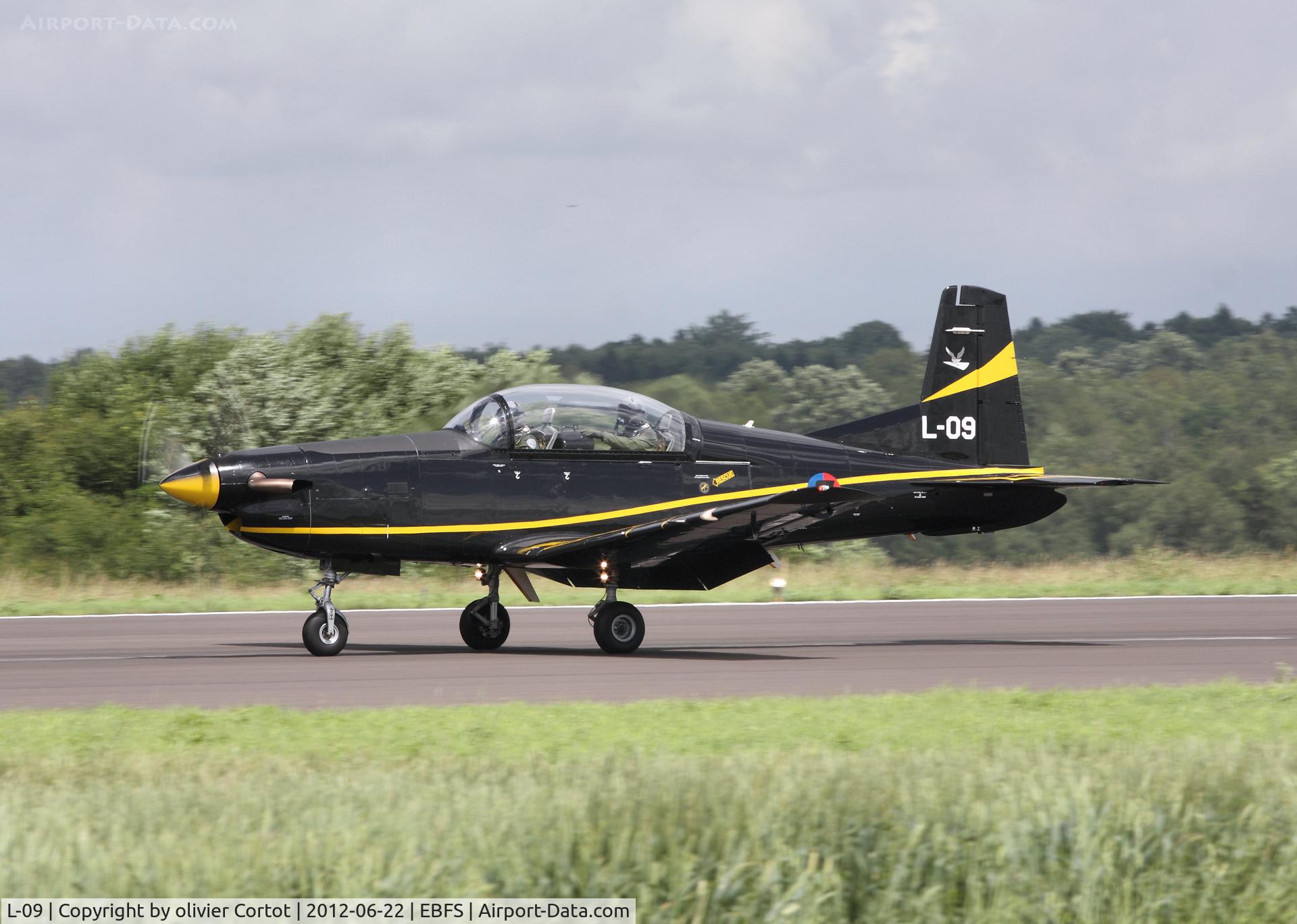 L-09, 1988 Pilatus PC-7 Turbo Trainer C/N 546, landing at Florennes