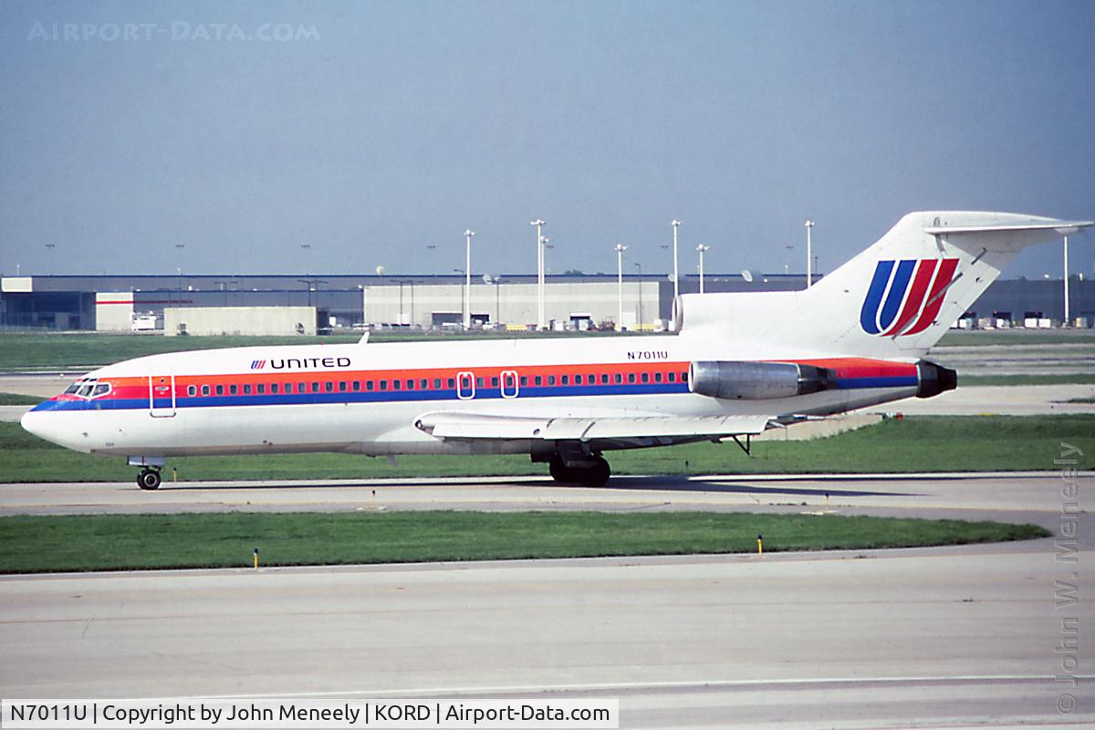 N7011U, 1964 Boeing 727-22 C/N 18303, taxiing at ORD - June 1991