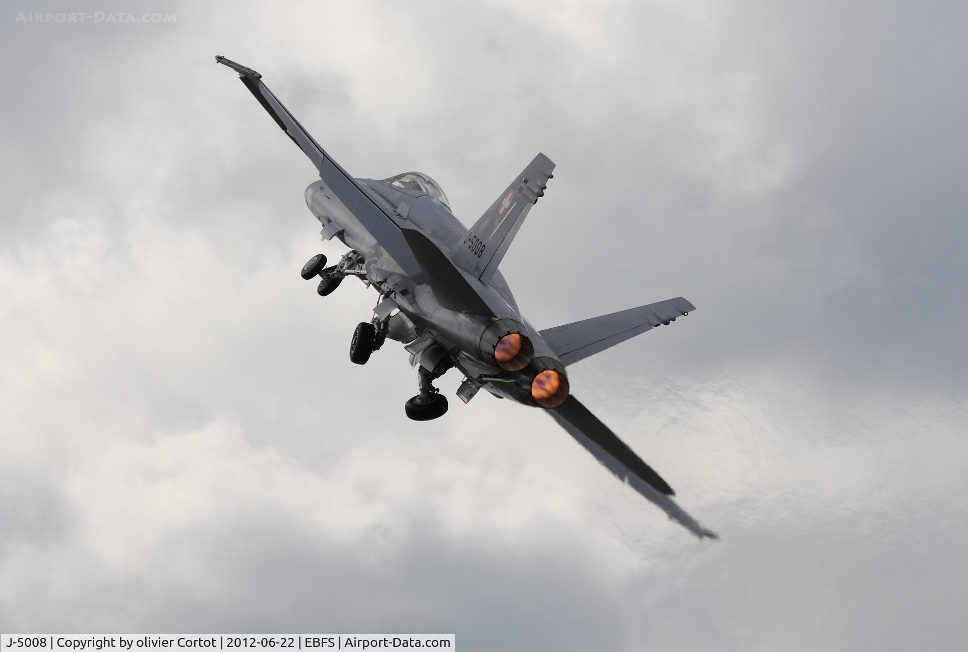 J-5008, McDonnell Douglas F/A-18C Hornet C/N 1336/SFC008, breaking right just after taking off, Florennes 2012