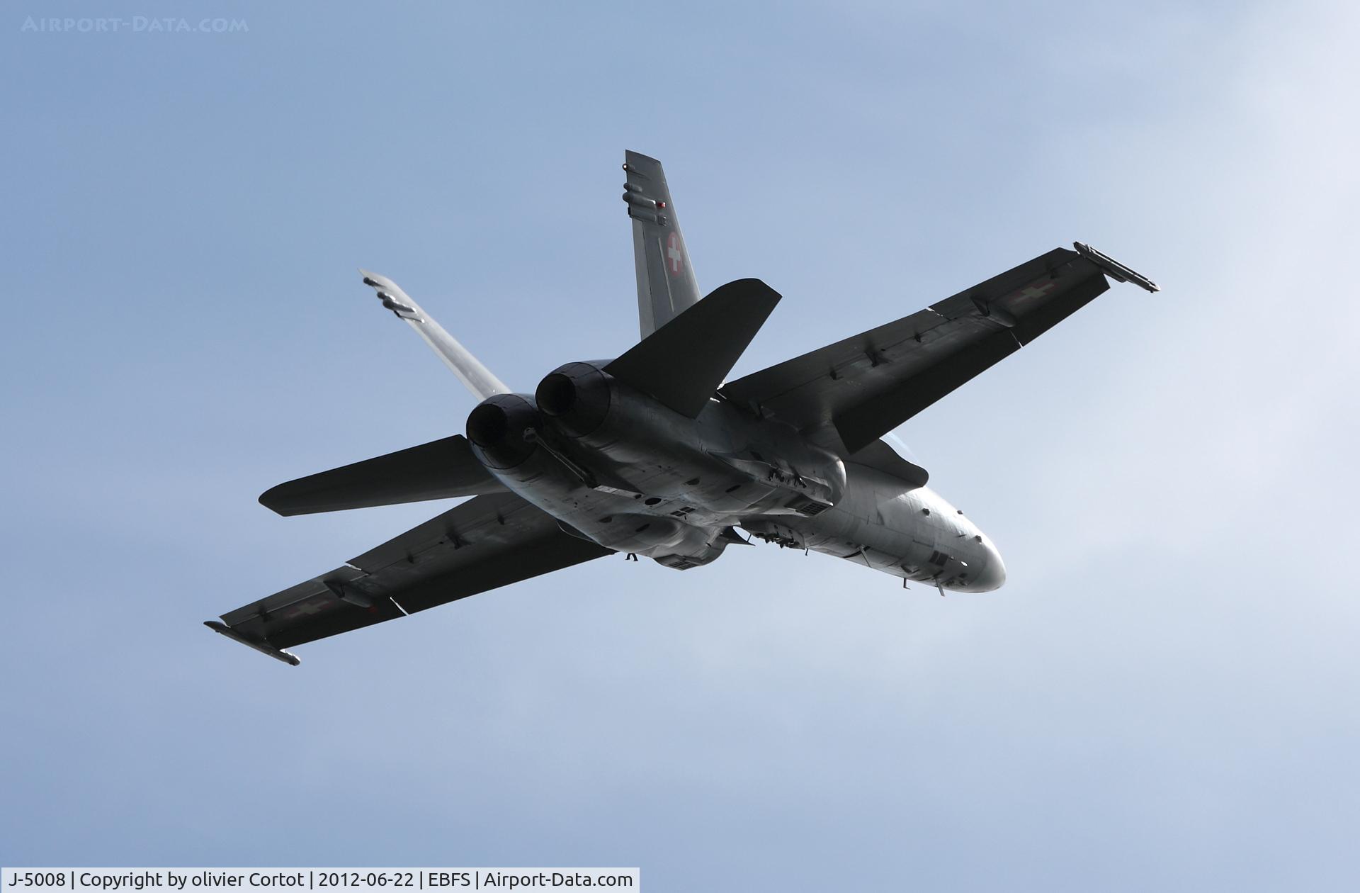 J-5008, McDonnell Douglas F/A-18C Hornet C/N 1336/SFC008, playing with the light