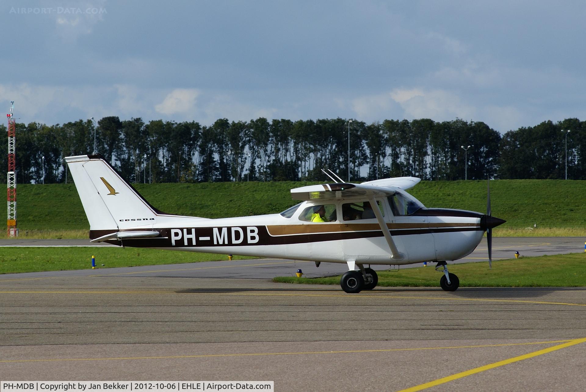 PH-MDB, Cessna 172K Skyhawk C/N 17258604, Airport Lelystad