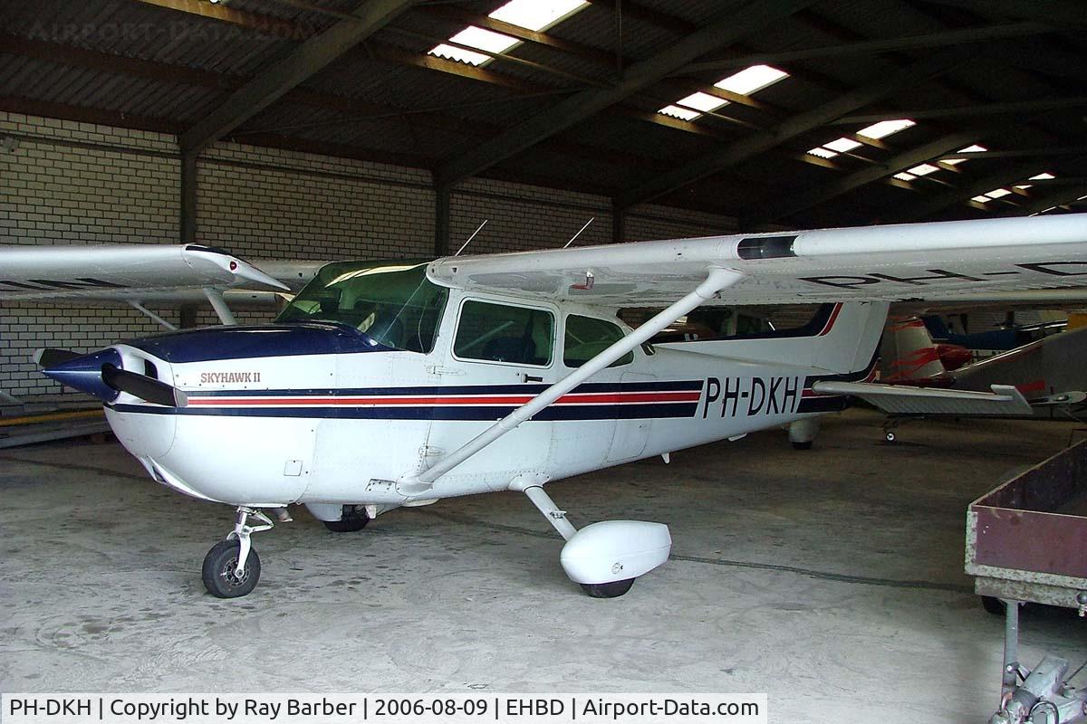 PH-DKH, Cessna 172P C/N 17275655, Cessna 172P Skyhawk [172-75655] Budel-Kempen~PH 09/08/2006.