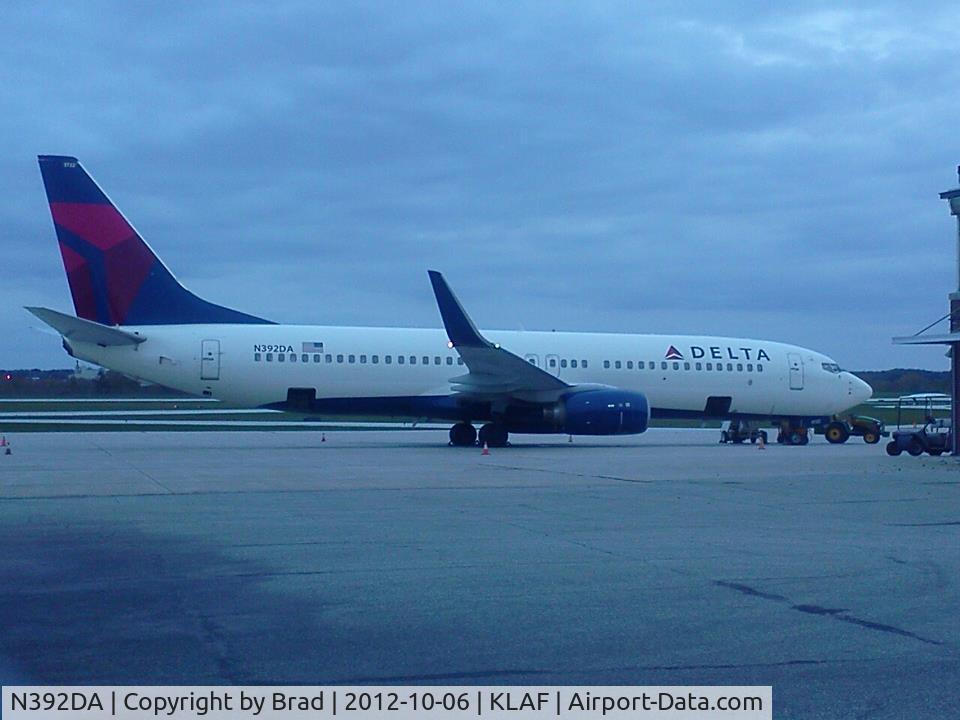 N392DA, 2000 Boeing 737-832 C/N 30561, waiting to take the Michigan football team home