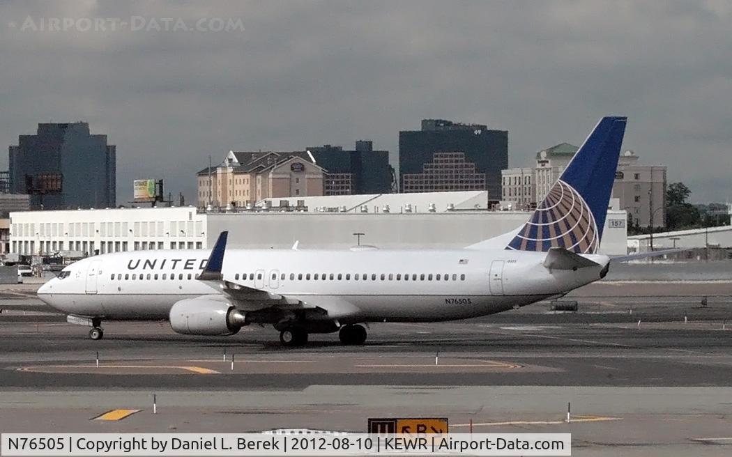 N76505, 2006 Boeing 737-824 C/N 32834, Having just landed, this United Boeing 737-824 taxies to her stand.