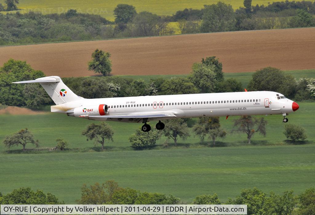 OY-RUE, 1990 McDonnell Douglas MD-83 (DC-9-83) C/N 49936, on final at scn