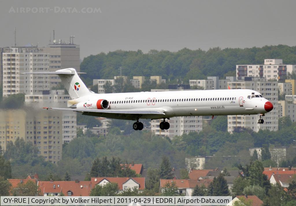 OY-RUE, 1990 McDonnell Douglas MD-83 (DC-9-83) C/N 49936, on final at scn