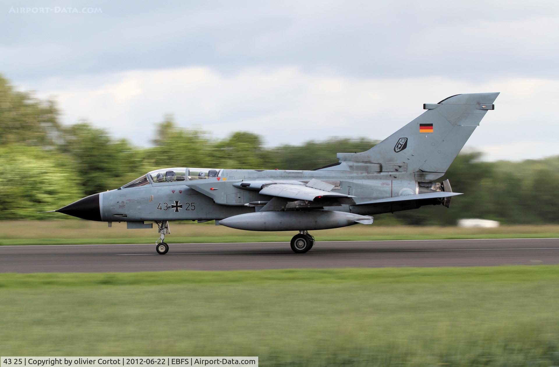 43 25, Panavia Tornado IDS C/N 062/GS008/4025, landing at Florennes AB
