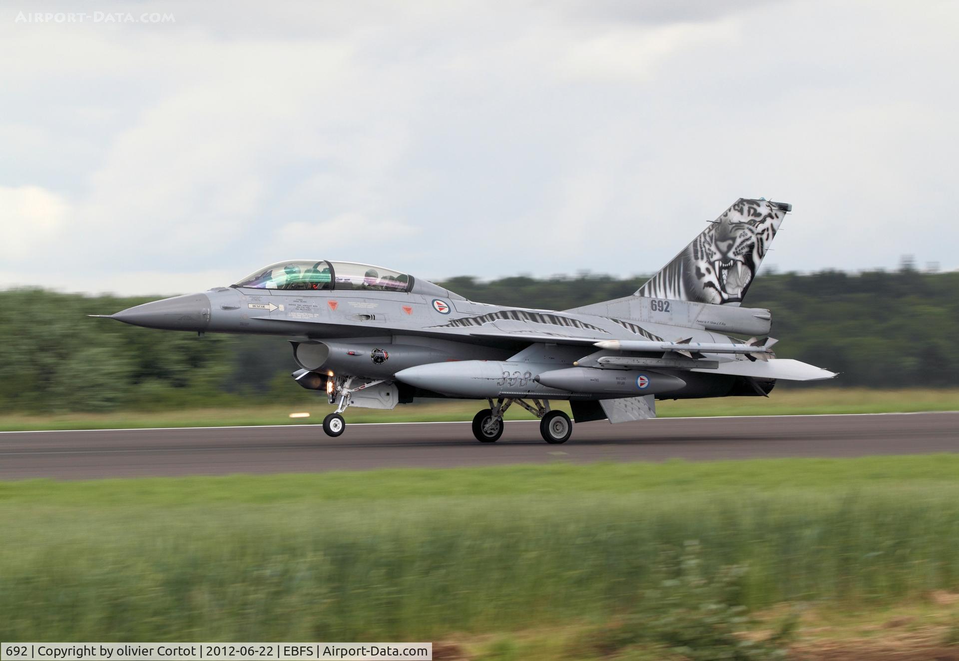 692, 1980 General Dynamics F-16BM Fighting Falcon C/N 6L-11, Nice paint job !