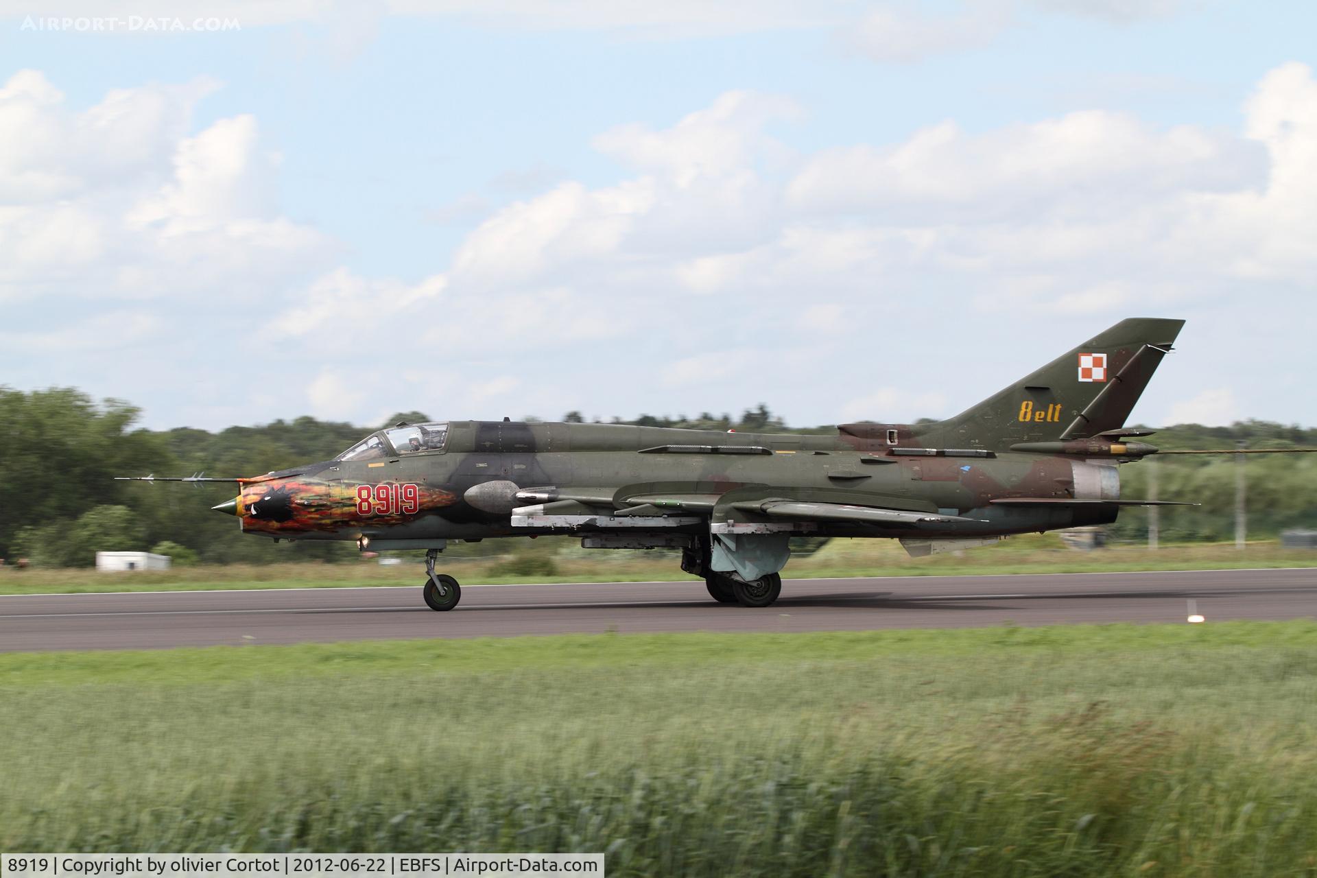 8919, Sukhoi Su-22M-4 C/N 28919, landing at Florennes