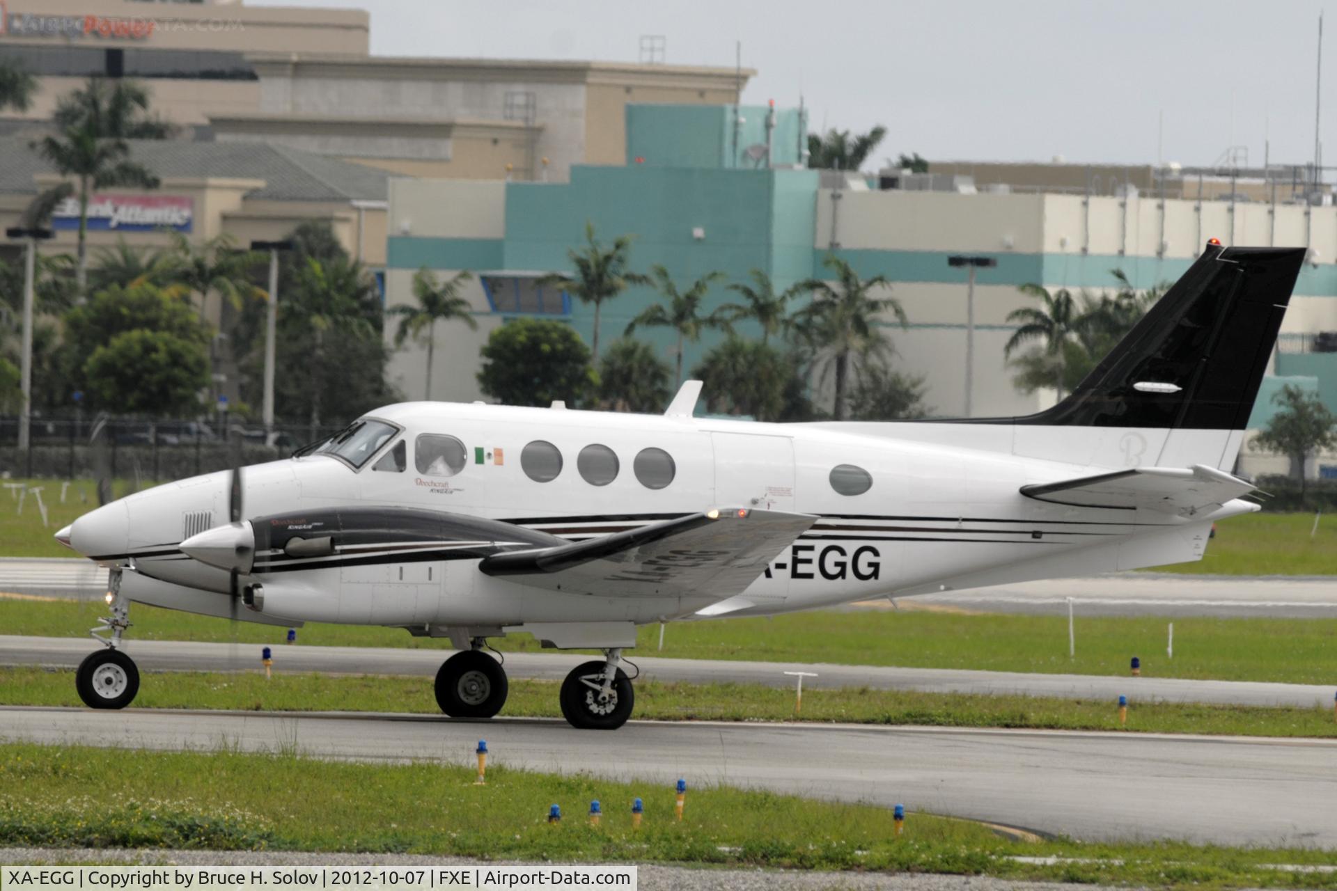XA-EGG, 2007 Hawker Beechcraft Corp C90GT C/N LJ-1843, Waiting for takeoff at FXE