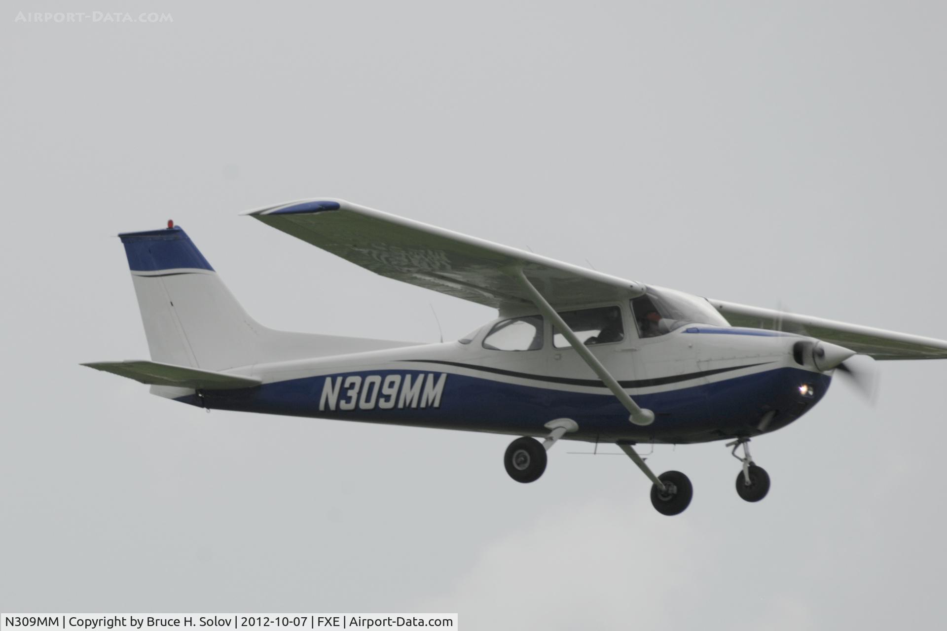 N309MM, 1975 Cessna 172M C/N 17265518, Doing  touch-and-go at FXE runway 8