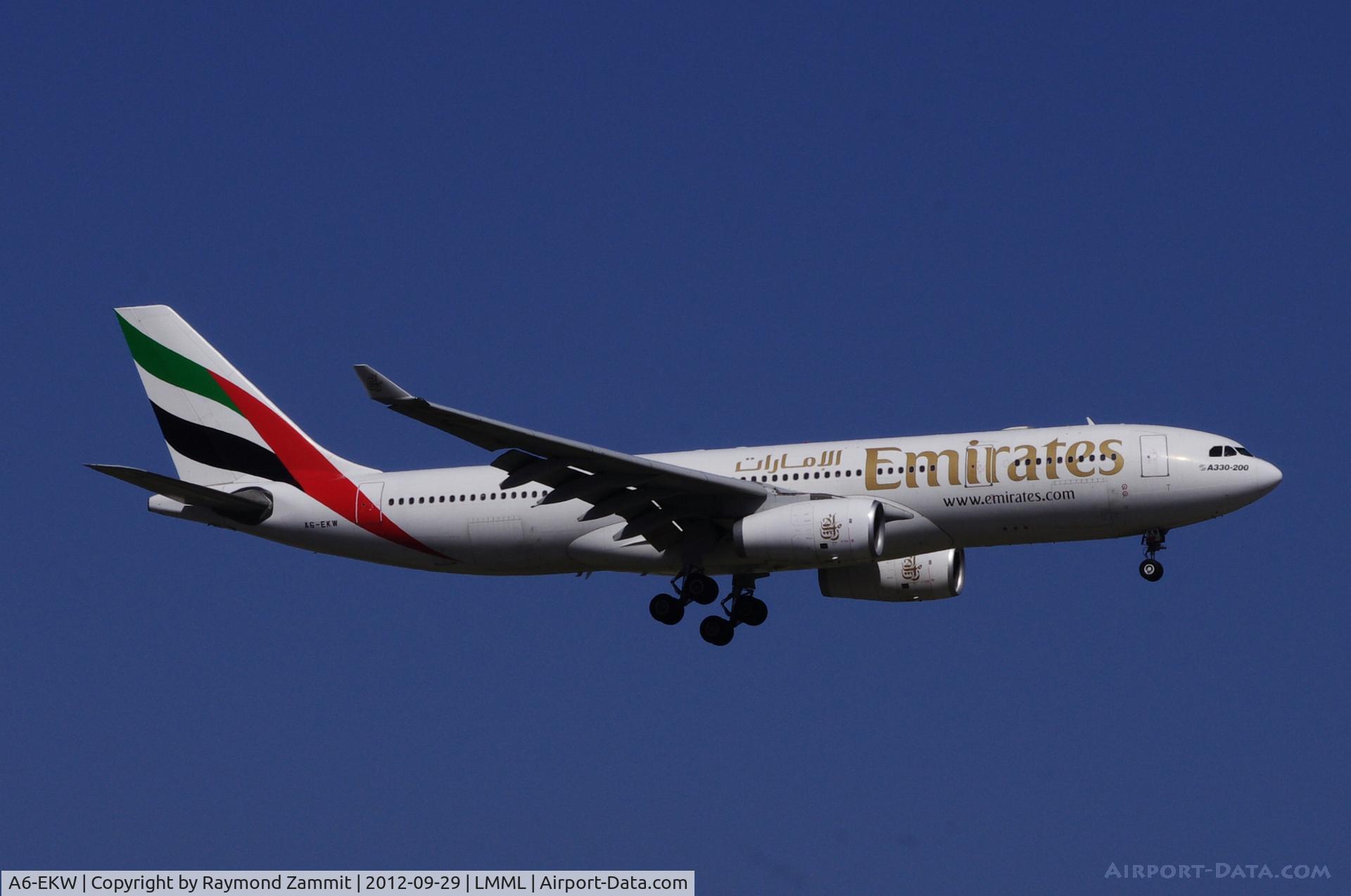 A6-EKW, 1999 Airbus A330-243 C/N 316, A330 A6-EKW Emirates Airlines