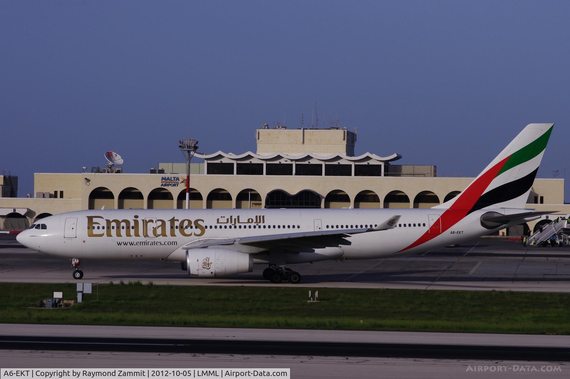 A6-EKT, 1999 Airbus A330-243 C/N 293, A330 A6-EKT Emirates Airlines