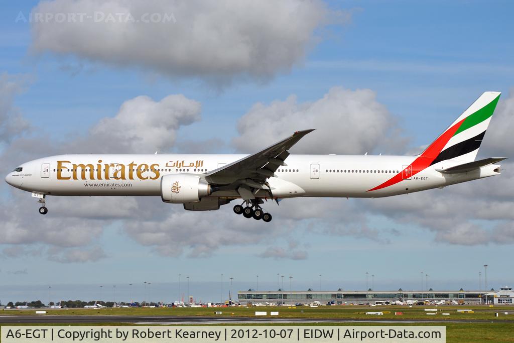 A6-EGT, 2012 Boeing 777-31H/ER C/N 35600, On short finals for r/w 28