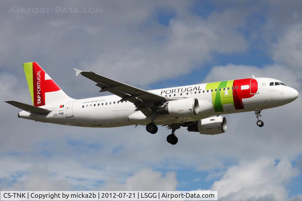 CS-TNK, 2000 Airbus A320-214 C/N 1206, Landing