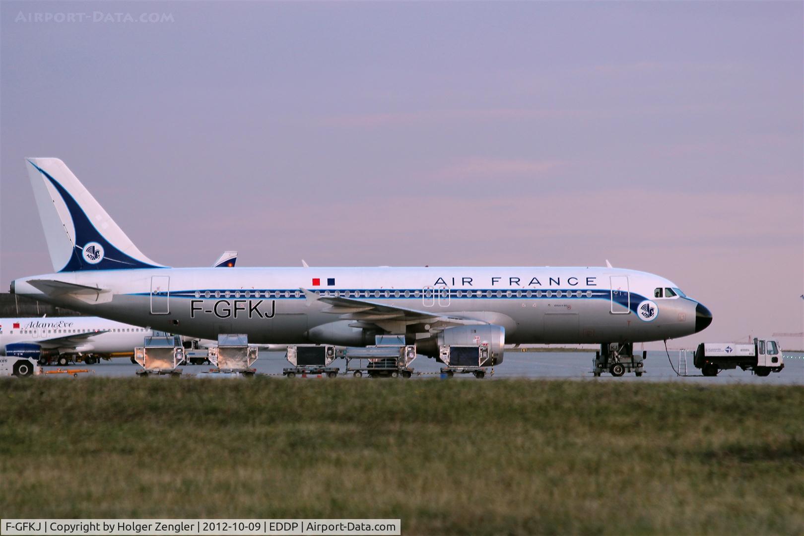 F-GFKJ, 1989 Airbus A320-211 C/N 0063, Due to technical problems on flight from CDG to LED this AF retro jet comes down to LEJ enjoying a bunch of spotters there......
