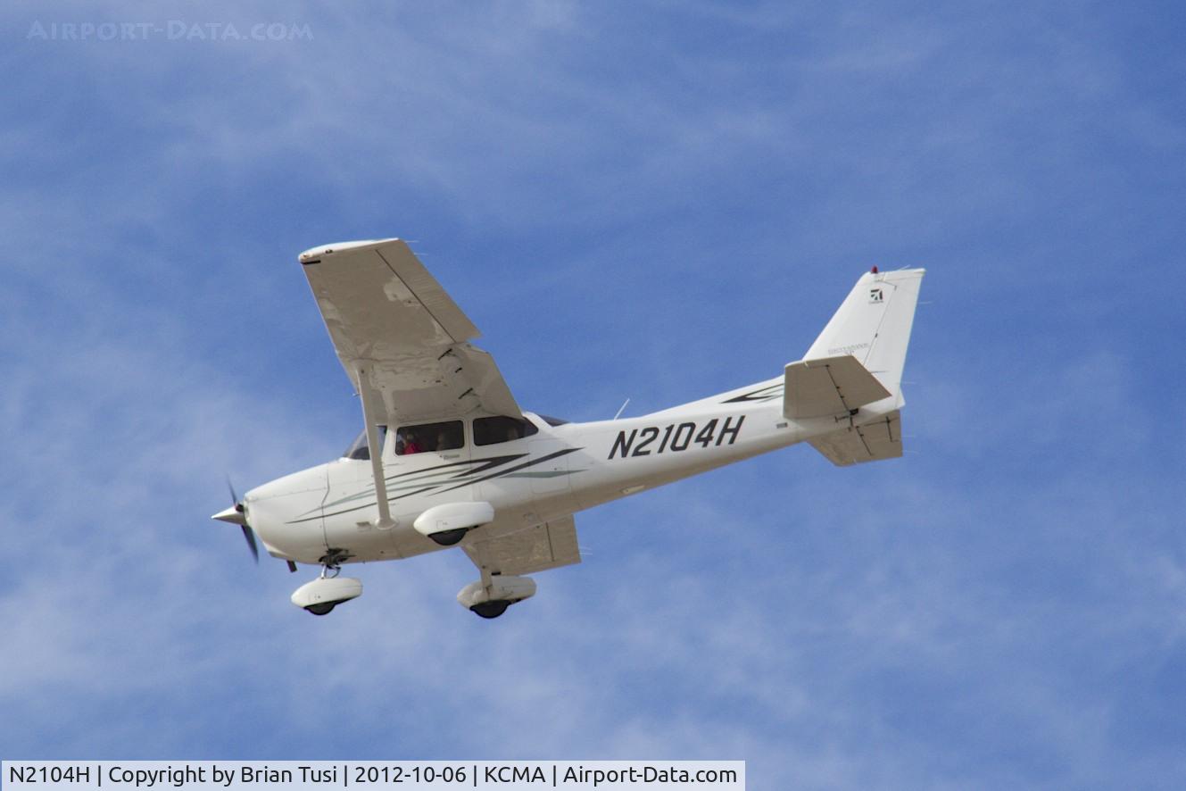 N2104H, 2007 Cessna 172S SP II C/N 172S10432, Short final for 26 @ KCMA