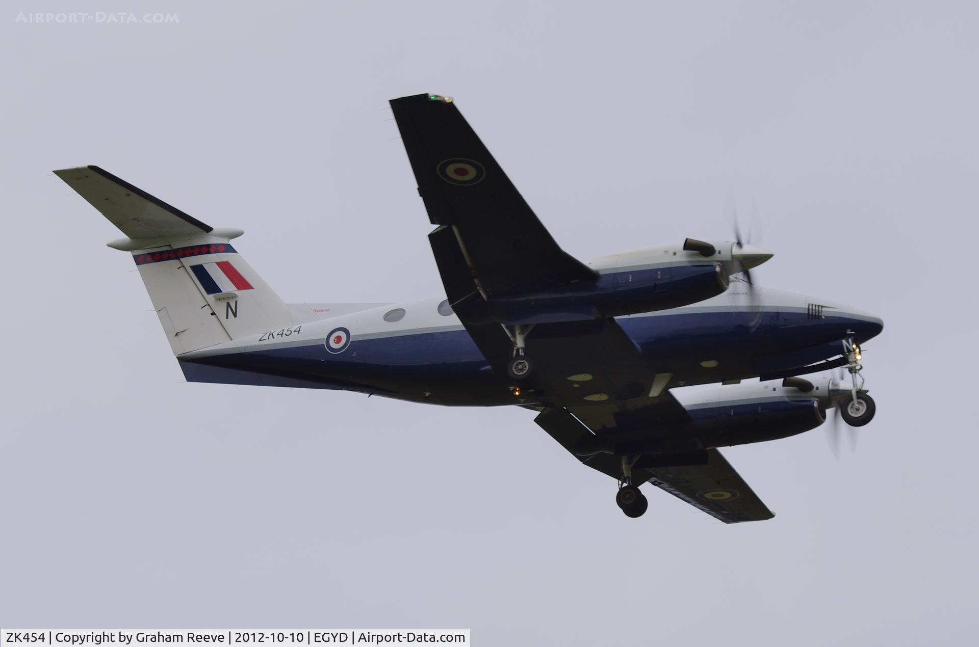 ZK454, 2003 Raytheon B200 King Air C/N BB-1835, On finals.