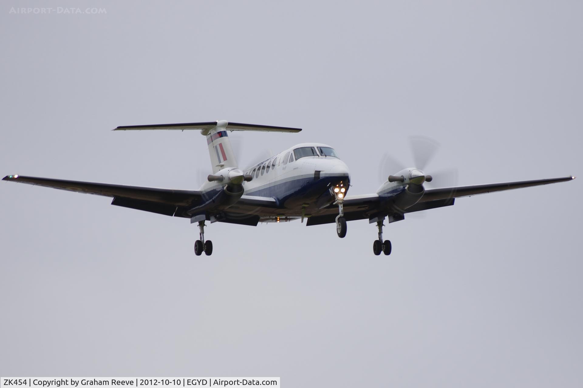 ZK454, 2003 Raytheon B200 King Air C/N BB-1835, On finals.