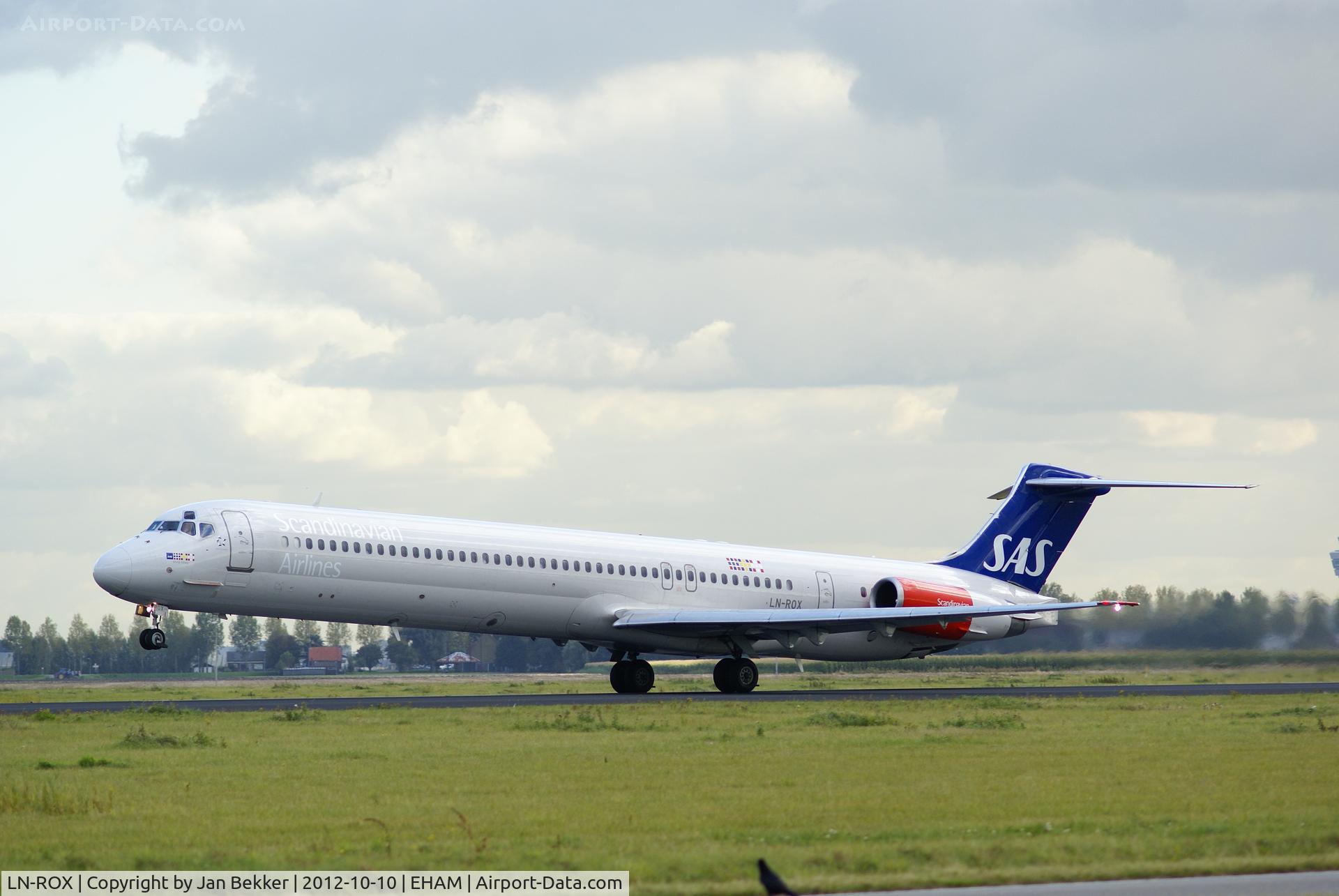 LN-ROX, 1988 McDonnell Douglas MD-82 (DC-9-82) C/N 49603, Taking off