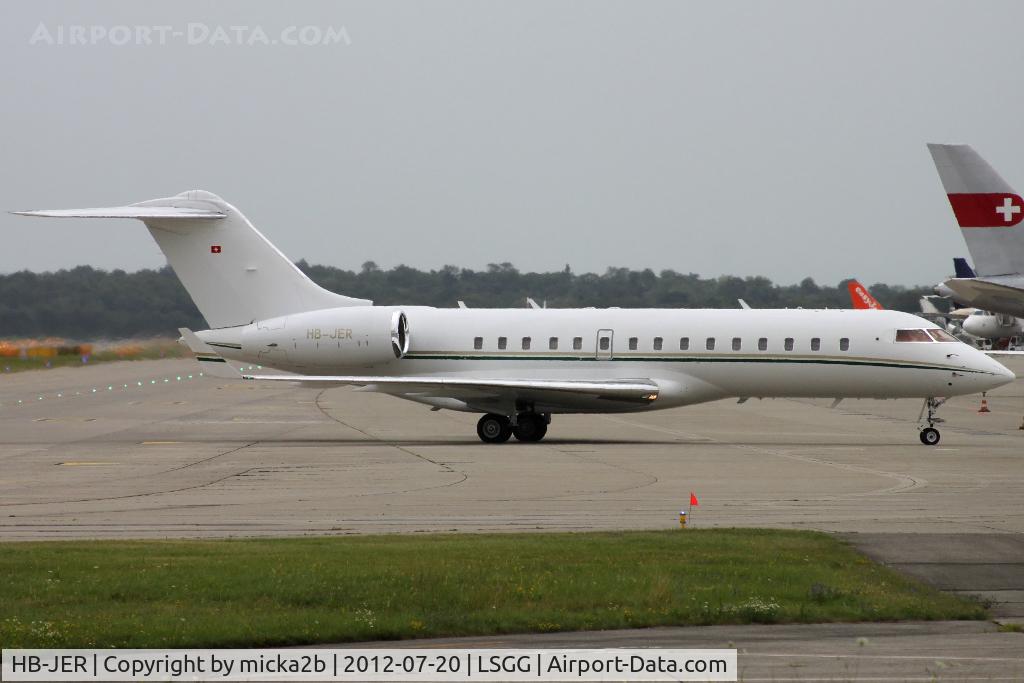 HB-JER, 1999 Bombardier BD-700-1A10 Global Express C/N 9017, Taxiing