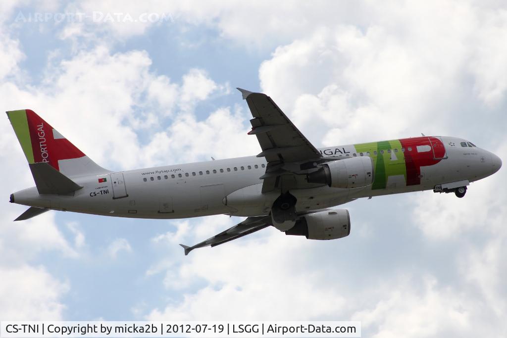 CS-TNI, 1999 Airbus A320-214 C/N 982, Take off. Scrapped in december 2020.