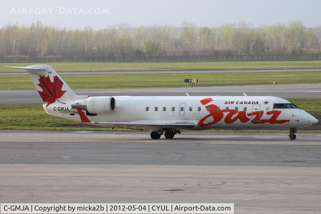 C-GMJA, 2004 Bombardier CRJ-200ER (CL-600-2B19) C/N 8003, Taxiing