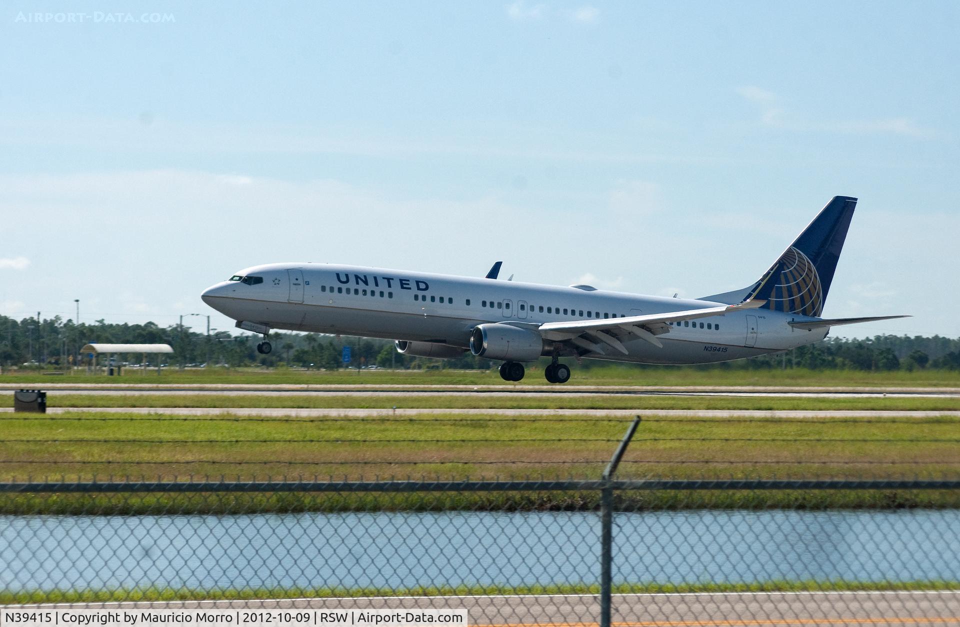 N39415, 2008 Boeing 737-924/ER C/N 32826, Landing from Newark
