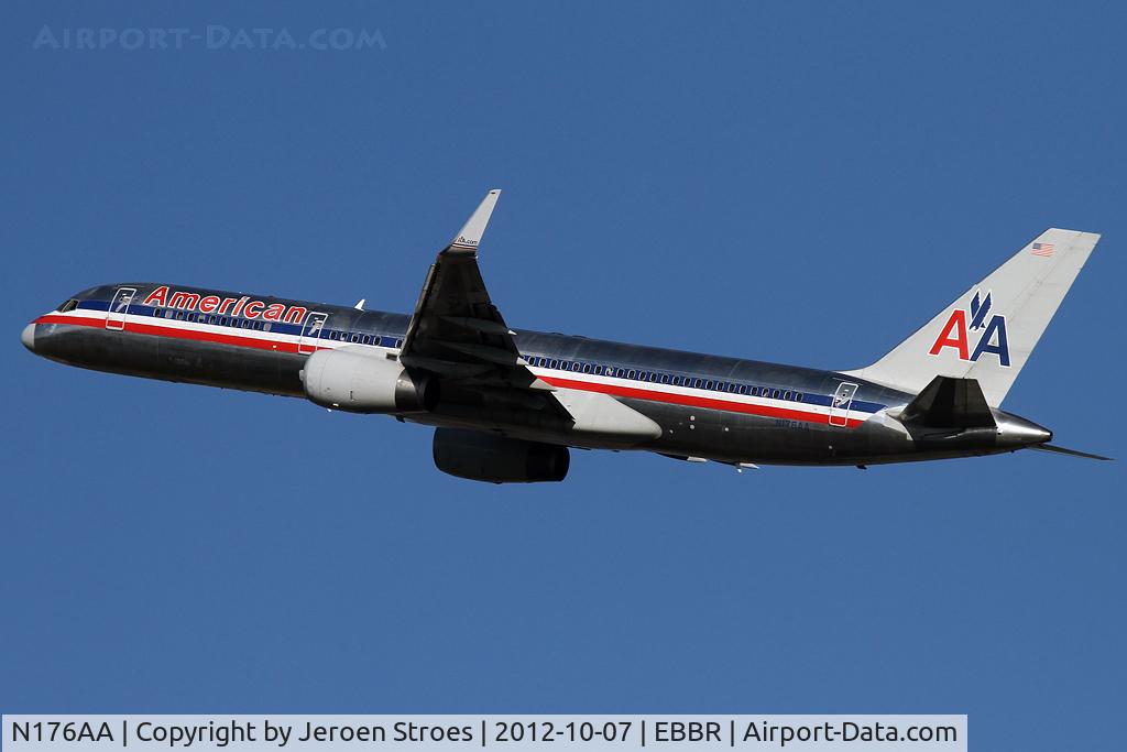 N176AA, 2001 Boeing 757-223 C/N 32395/994, rwy 25R