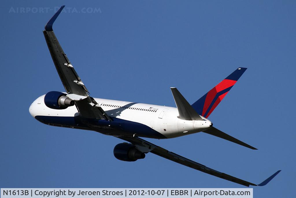 N1613B, 2001 Boeing 767-332 C/N 32776, rwy 25R