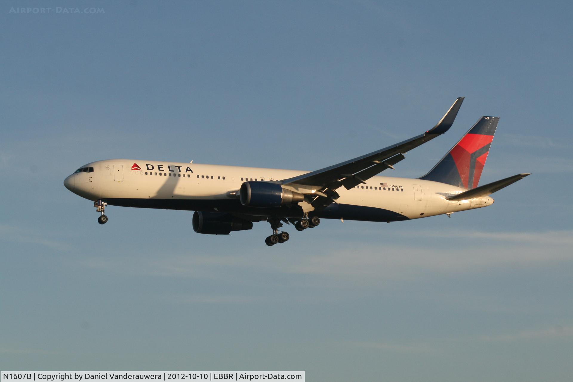 N1607B, 2000 Boeing 767-332 C/N 30388, Arrival of flight DL140 to RWY 25L (with winglets)