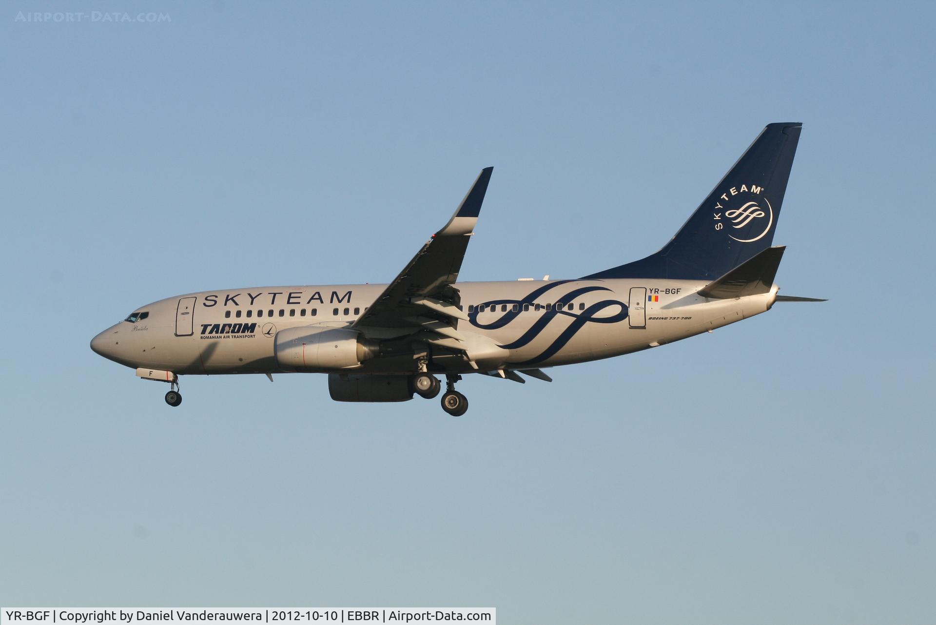 YR-BGF, 2001 Boeing 737-78J C/N 28440, Flight RO371 is descending to RWY 25L