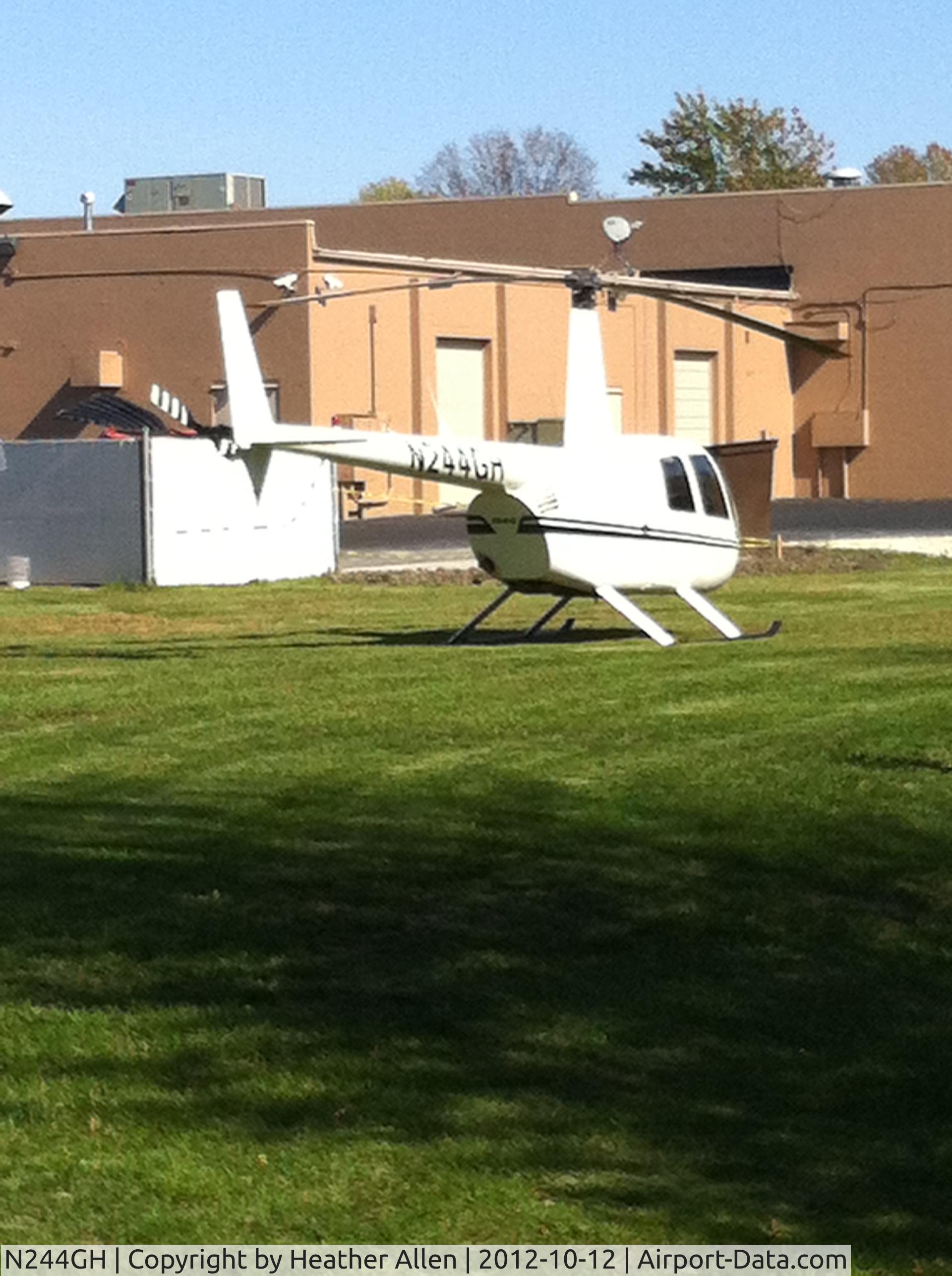 N244GH, 2000 Robinson R44 C/N 0833, Behind Paragon Family Resturant, Indianpolis