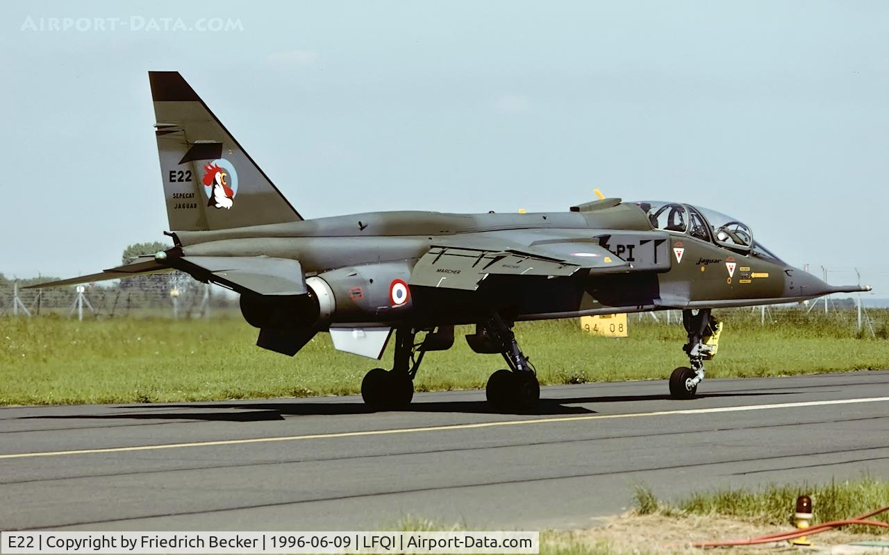 E22, Sepecat Jaguar E C/N E22, taxying to the flightline