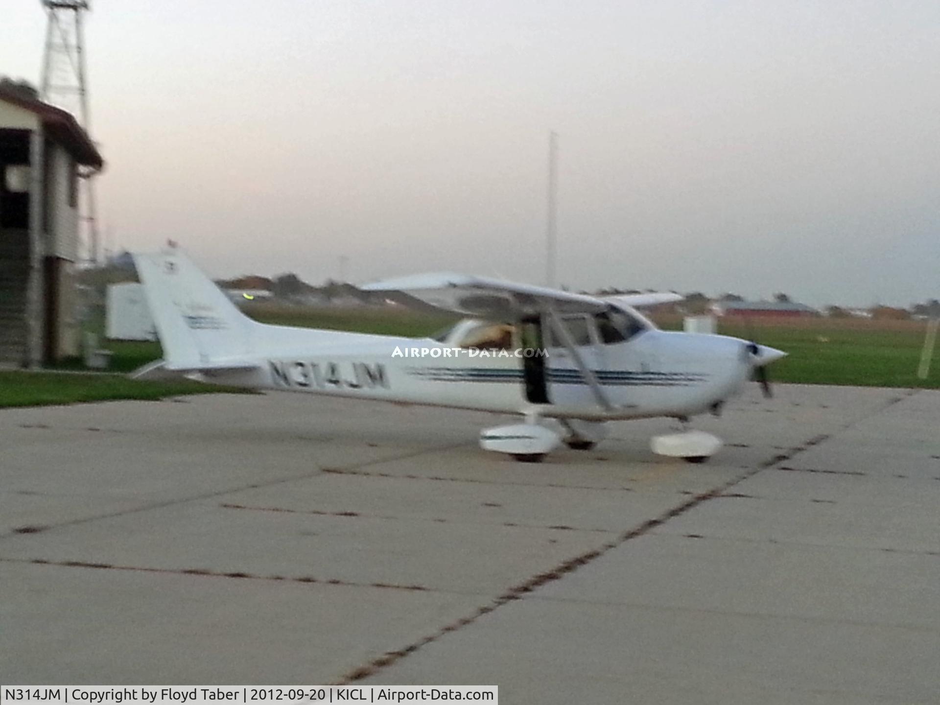 N314JM, 1998 Cessna 172R C/N 17280551, On the ramp at Clarinda