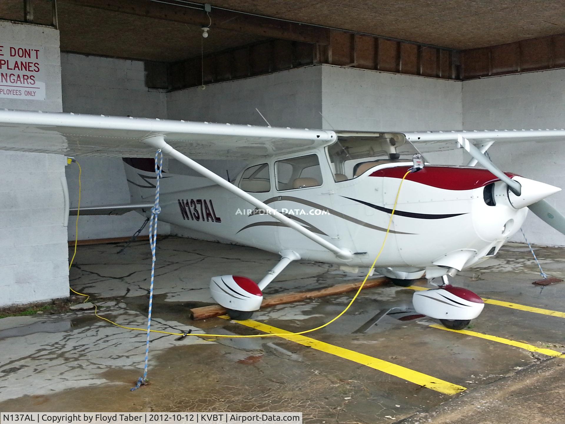 N137AL, 1976 Cessna 172N C/N 17268125, Sitting in its nice cozy hangar