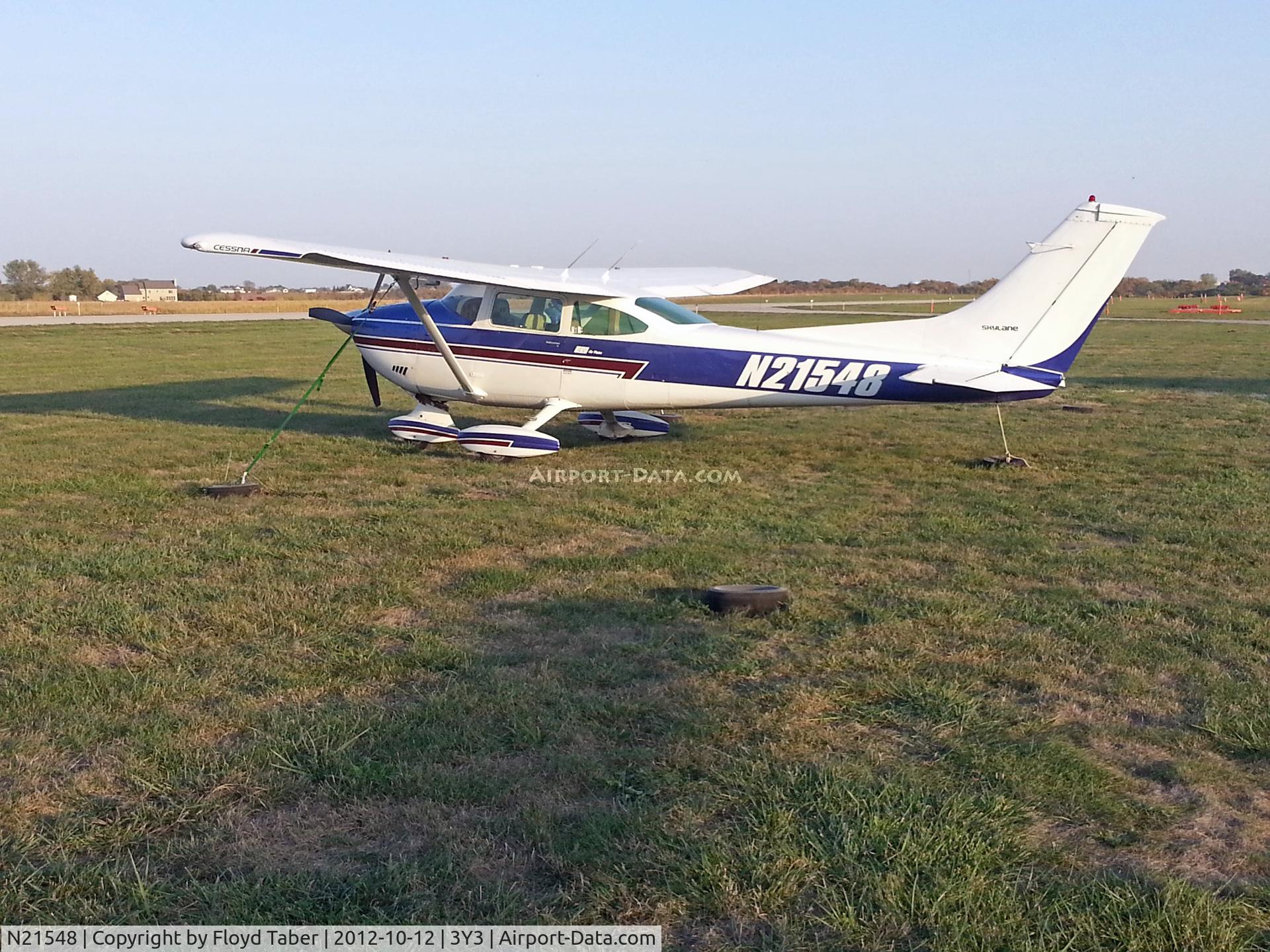 N21548, 1973 Cessna 182P Skylane C/N 18261708, Sitting at Winterset tied down outside