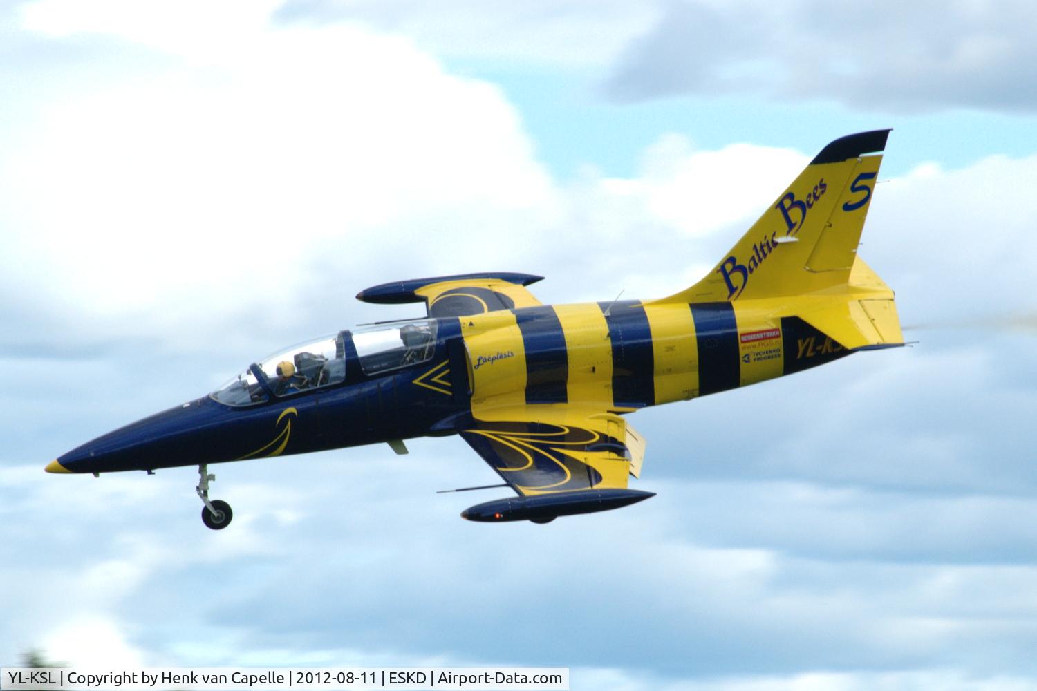 YL-KSL, Aero L-39C Albatros C/N 934657, Crazy flying number 5 of the Baltic Bees Jet team during a display at Dala-Järna airfield, Sweden.