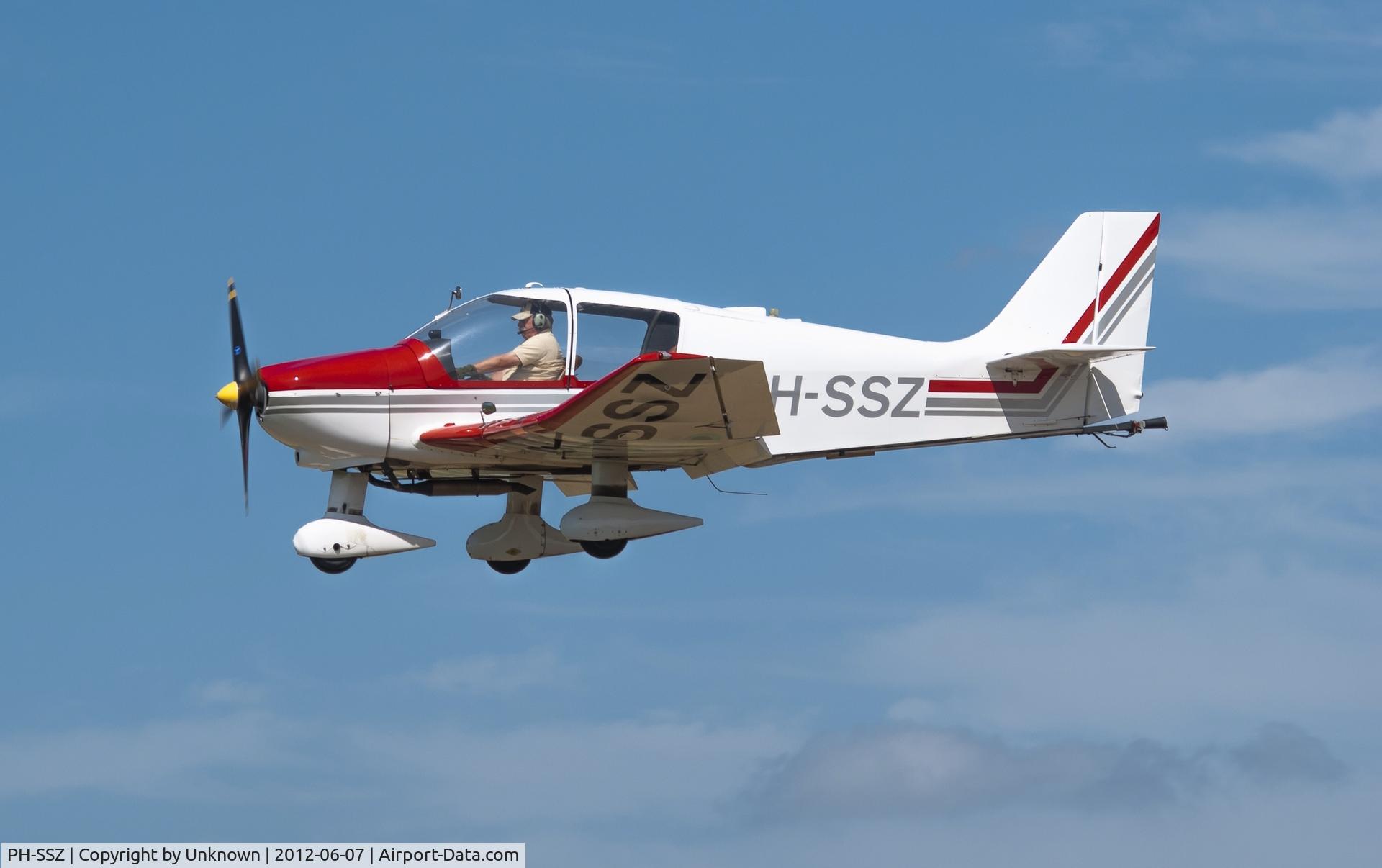 PH-SSZ, Robin DR-400-180 Regent Regent C/N 1112, Om final after a glider tow