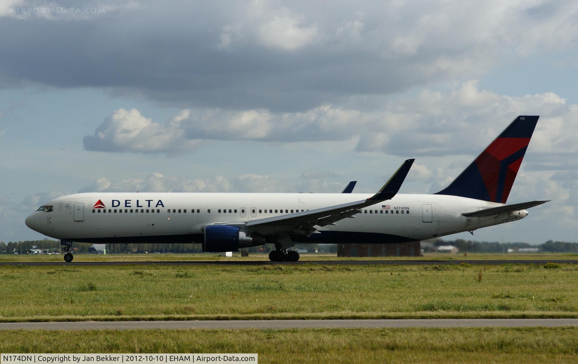 N174DN, 1990 Boeing 767-332 C/N 24802, Taking off from the 