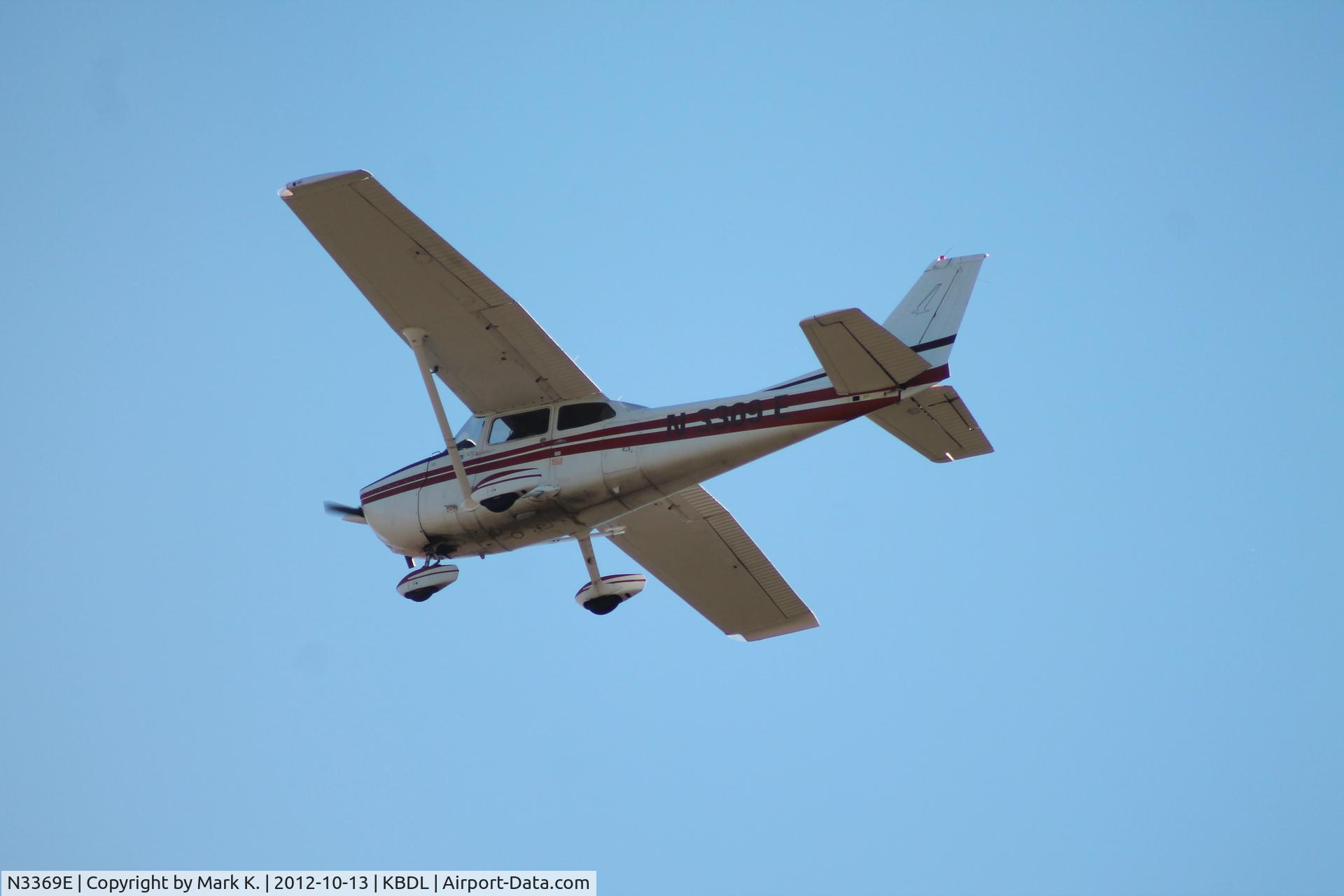 N3369E, 1978 Cessna 172N C/N 17271520, Cessna N3369E on final for runway 6.