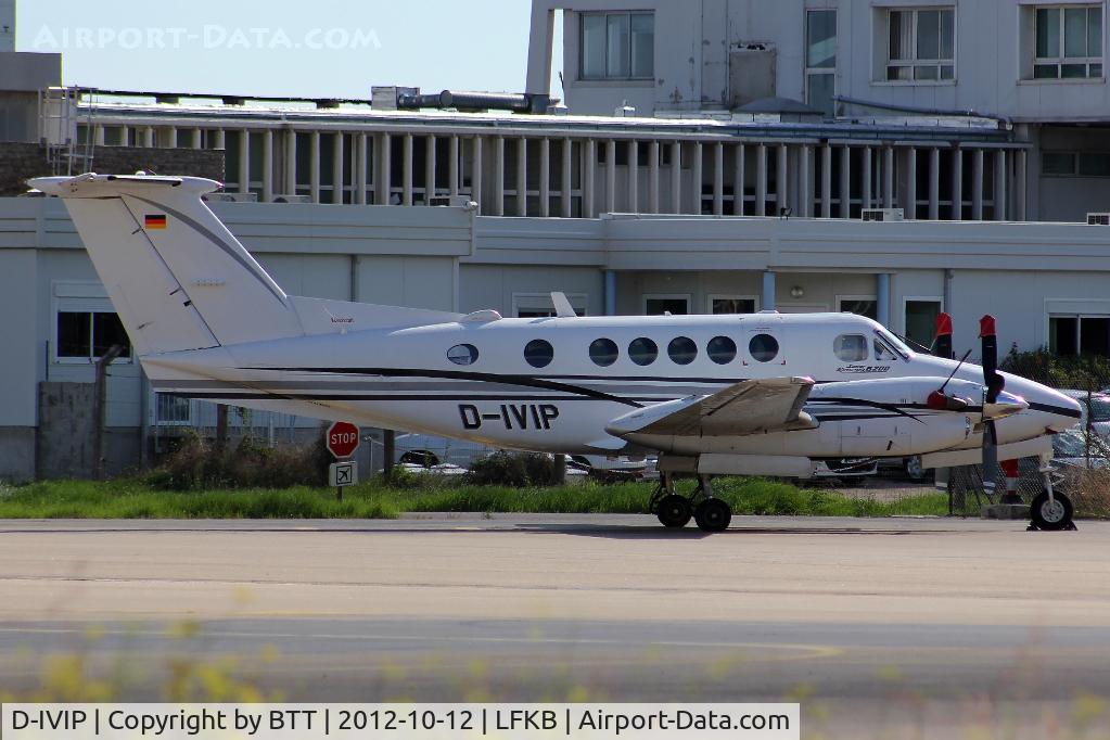D-IVIP, 1999 Raytheon B200 King Air C/N BB-1672, Parked