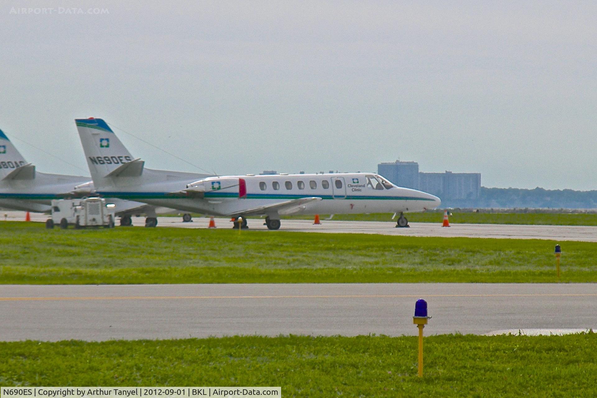 N690ES, 1995 Cessna 560 Citation Ultra C/N 560-0336, On tarmac @ BKL