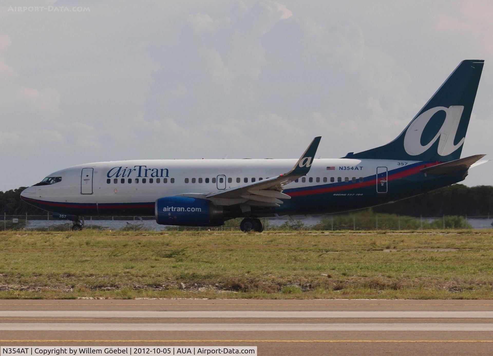 N354AT, 2009 Boeing 737-7BD C/N 36725, Landing on Aruba Airport