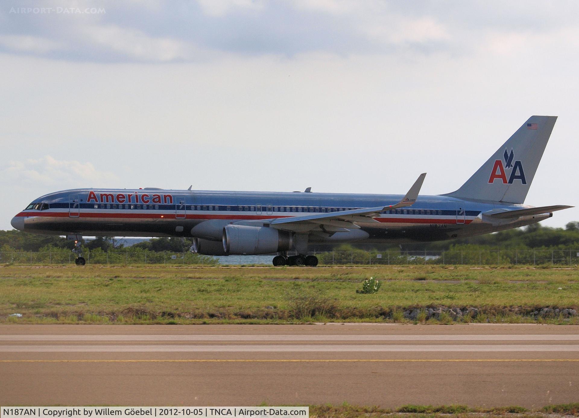 N187AN, 2001 Boeing 757-223 C/N 32381, Take off from Aruba Airport Reina Beatrix