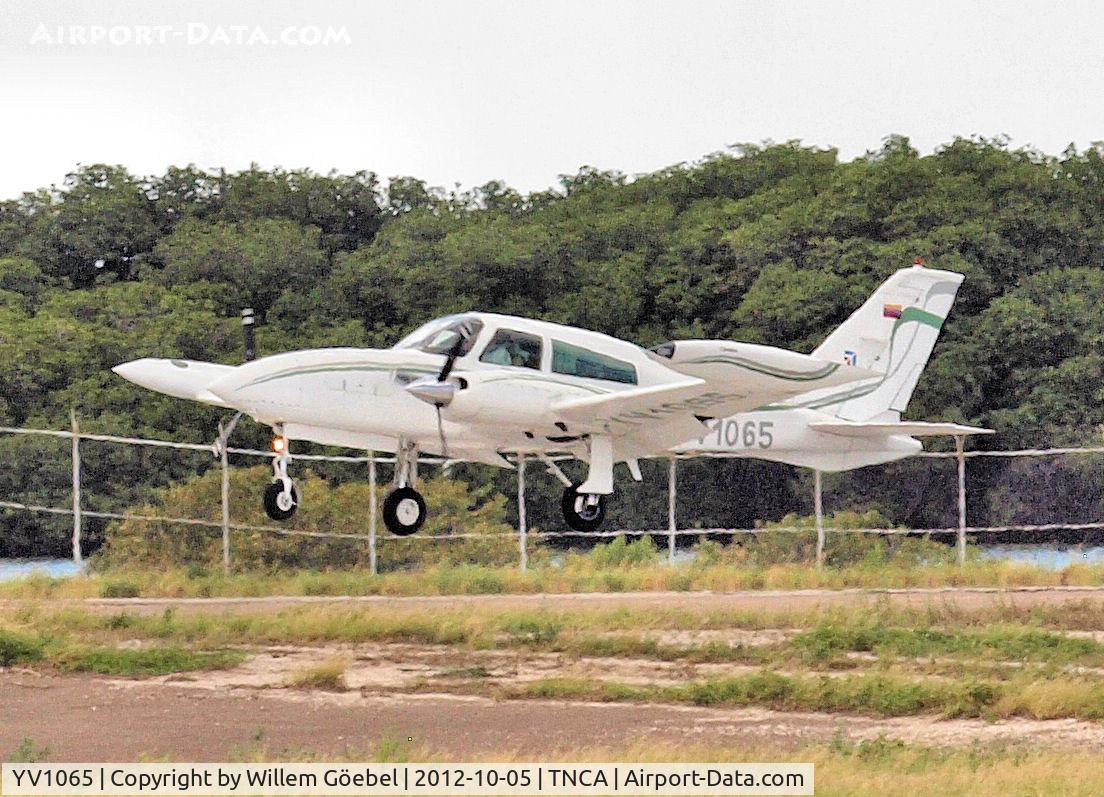 YV1065, CessA 310 C/N 220, Landing on Aruba Airport Reina Beatrix
