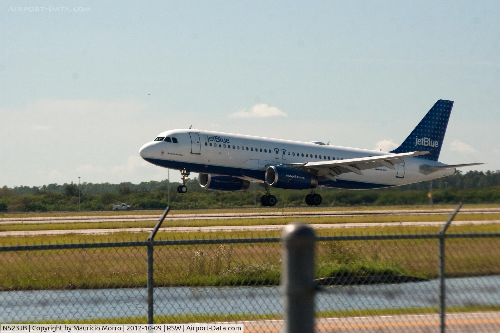N523JB, 2001 Airbus A320-232 C/N 1506, Landing from Newark